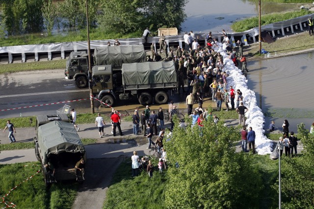 Nowy wał na Kozanowie ma zapobiec powodziom, podobnym do tej z maja 2010 roku