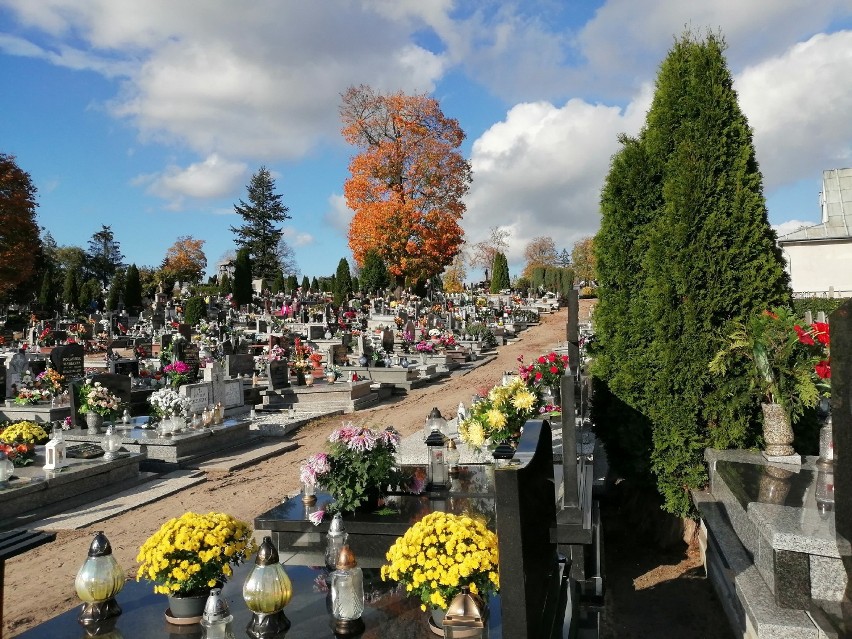 Rawicz. Dziś (3 listopada 2020) bramy cmentarza są otwarte. Czy ich zamknięcie na Święto Zmarłych spowodowało, że dziś są tłumy? [ZDJĘCIA]