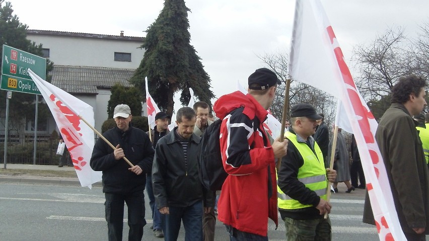 Pracownicy Zakładu Energetycznego w Kraśniku protestują na...