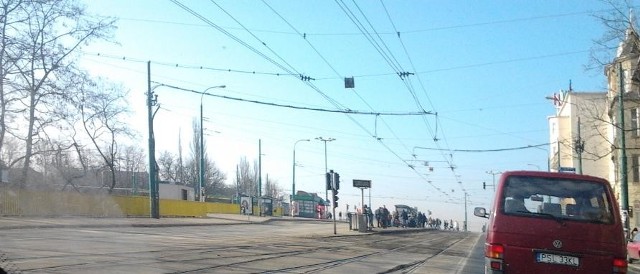 Słońce, niemal bezchmurne niebo i płynna jazda - tak wygląda poniedziałkowy poranek na poznańskich ulicach.