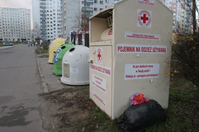 Z pojemnika PCK kobiety wyjęły ubrania