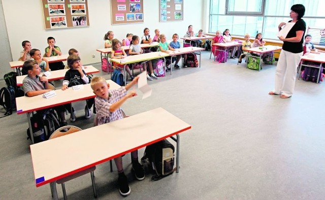 Uczniowie muszą mieć przystosowane do swojego wzrostu stoły i krzesełka