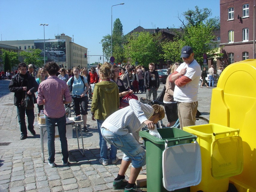 Akcję wymiany odpadów na bilety przeprowadzono już w innych polskich miastach. Wszędzie cieszyły się wielkim zainteresowaniem.