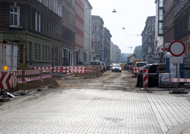 Jedną z wstrzymanych przez zimę inwestycji prowadzonych przez ZDiTM jest remont ulicy Bogusława, która i tak jest opóźniona już o kilka miesięcy. Z decyzji  ZDiTM na pewno nie będą zadowoleni miejscowi kupcy, którzy niedawno protestowali przeciwko opóźnieniu prac.