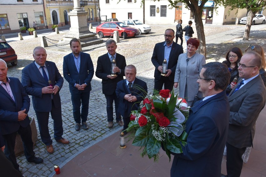 Tarnów. Radni z różnych klubów i prezydent ramię w ramię przy pomniku Jana Pawła II [ZDJĘCIA]