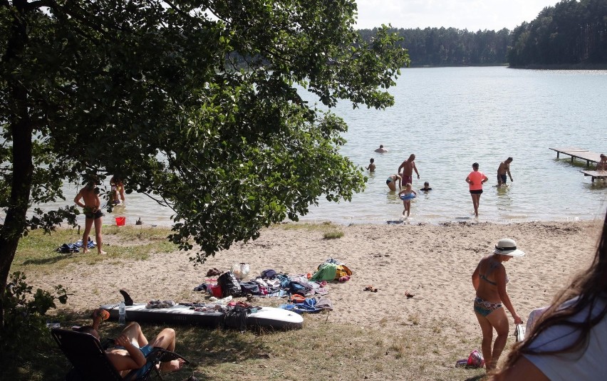 Nad jeziorem Rybno istnieje jedyna w gminie plaża z miejscem...