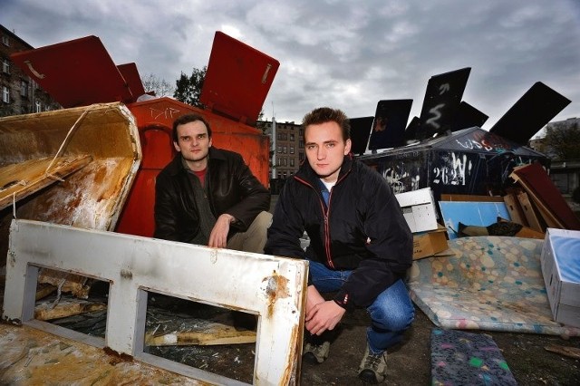 Krzysztofowi Kozłowskiemu (z lewej) i jego koledze trudno uwierzyć, że ich podwórko przestanie wyglądać jak śmietnik