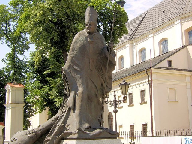 Źródło: http://commons.wikimedia.org/wiki/File:Statue_JP2_%C5%81owicz_Poland.jpg