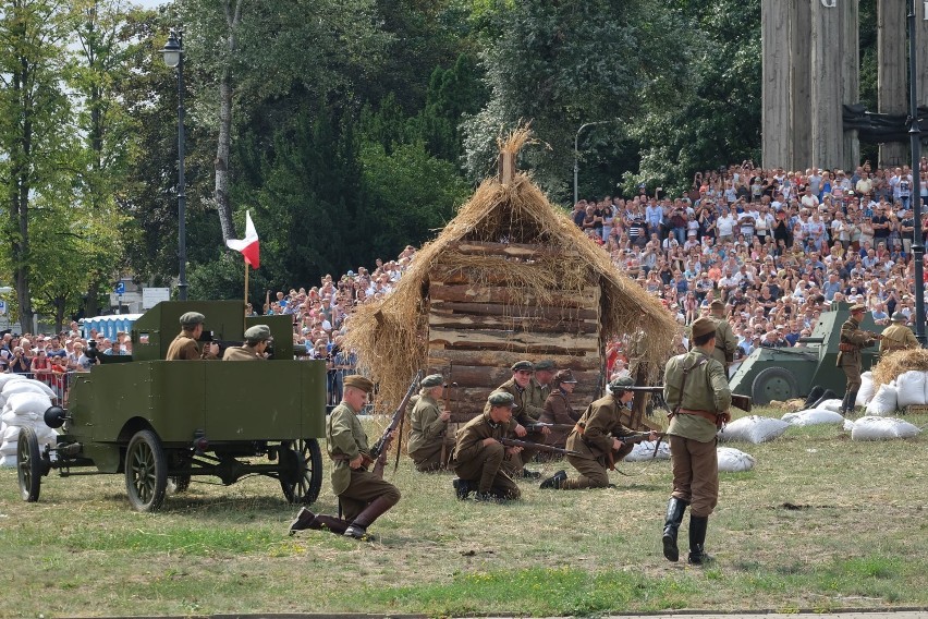 Huk i wystrzały w centrum miasta! Wojna polsko-bolszewicka w Białymstoku. ZDJĘCIA rekonstrukcji Bitwy Białostockiej