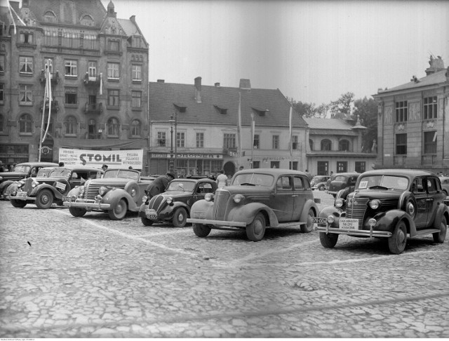 Samochody uczestników zjazdu gwiaździstego na Placu Szczepańskim.