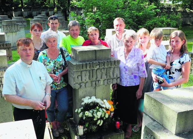 Rodzina Wincentego Gruszki dopiero 71 lat po jego śmierci dowiedziała się, gdzie jest grób ich krewnego. Pierwszy od lewej ksiądz Leszek Jażdżewski