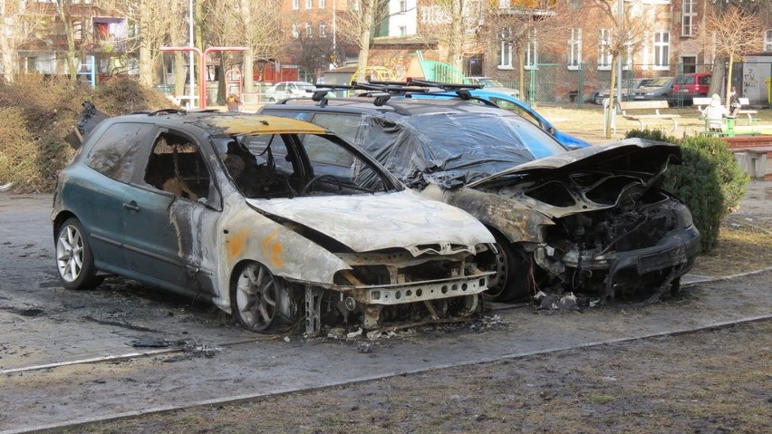 Wrocław: Pożary aut przy Borowskiej. To podpalenie? (ZDJĘCIA)