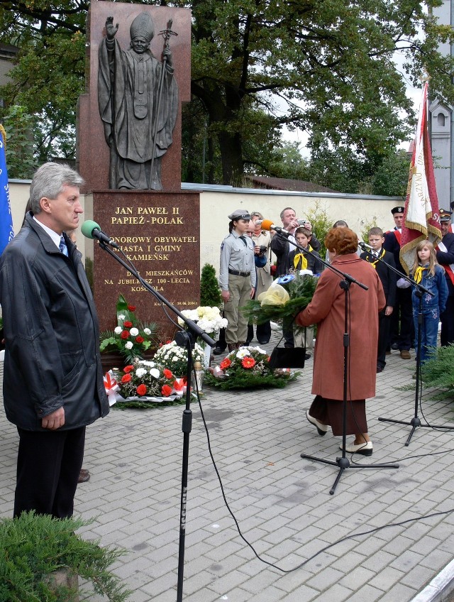 Jedna z uroczystości przy pomniku papieża, której przewodniczył burmistrz Grzegorz Turlejski