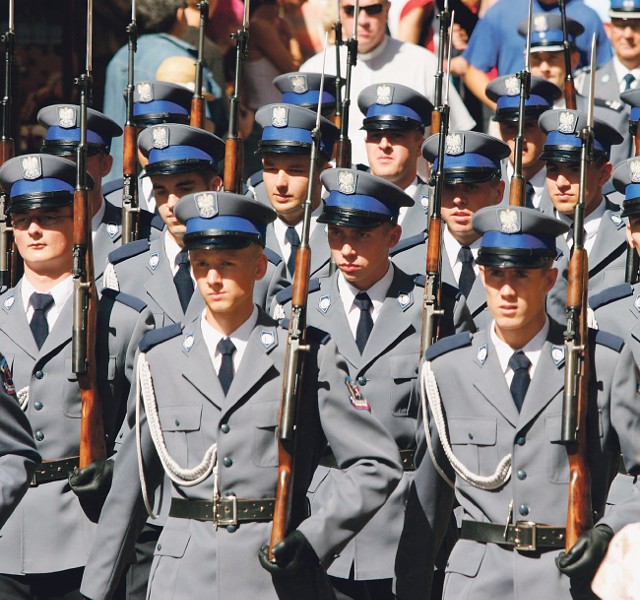 Najniższe wynagrodzenie policjanta po szkoleniu podstawowym ma wynieść 2200 złotych