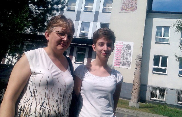 Stanisława Wolna z córką Anią przed szkołą w Chełmku, której istnienie jest zagrożone