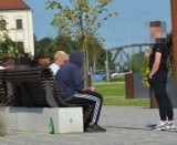 Uczniowie obsiedli głogowski Nadodrzański Bulwar. Policja wlepiła nastolatkowi mandat za spożywanie alkoholu