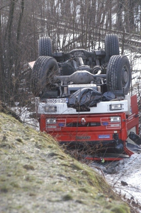 Samochód strażacki wpadł do rowu