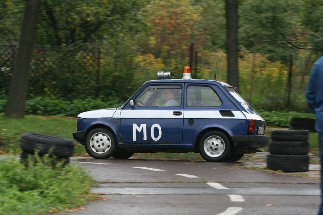 Kilkadziesiąt podrasowanych lub  finezyjnie ozdobionych fiatów 126p pojawiło się w sobotę w Manufakturze. Wcześniej fiaciki ścigały się na motodromie.