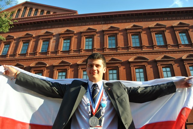 Kamil Adamczyk z Międzynarodowej Olimpiady Chemicznej przywiózł srebrny medal