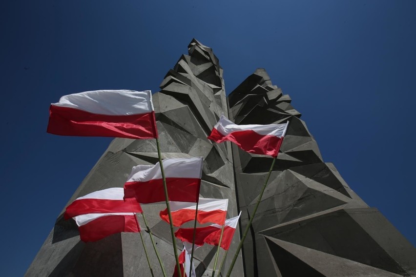 Będzie nowa flaga, godło i hymn Polski? Rząd chce dodać... krzyż