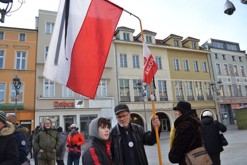 Gliwiczanie ku pamięci prezydenta Pawła Adamowicza. Znicze układają się w serce