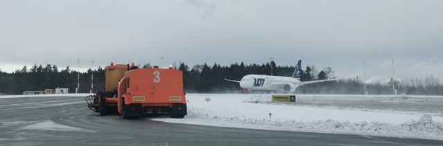 Waldemar Mazgaj zapewnił, że dzisiejszy atak zimy nie zaskoczył obsługi lotniska. Płyta lotniska oraz pasy startowe są na bieżąco odśnieżane.