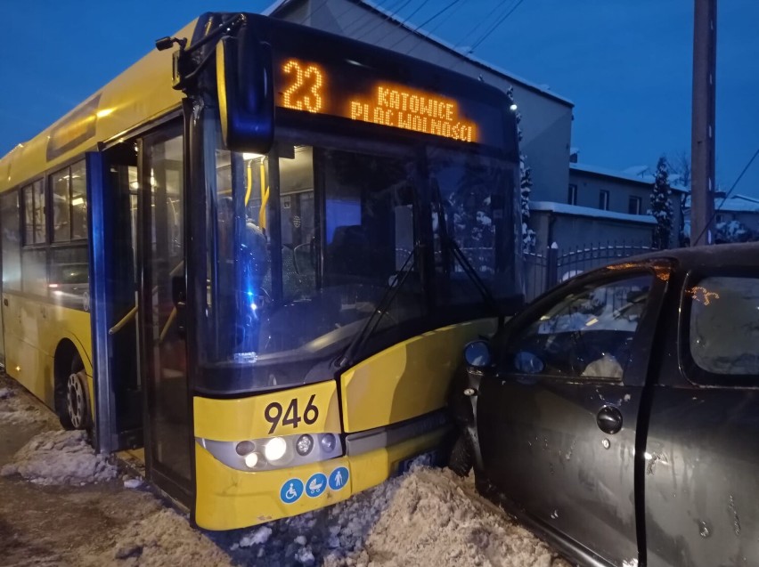 Czołowe zderzenie autobusu z osobówka w Rudzie Śląskiej. Wyglądało to bardzo groźnie