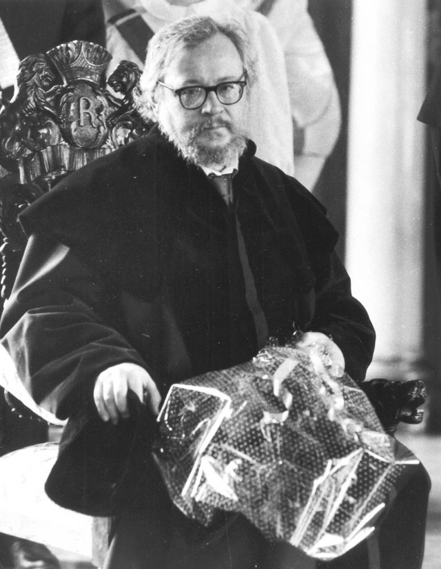 W kwietniu 1991 r. twórca Teatru Laboratorium, Jerzy Grotowski, otrzymał tytuł doktora honoris causa Uniwersytetu Wrocławskiego