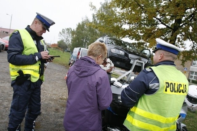 Policjanci torturują kierowców w Sosnowcu. Dachowanie albo mandat [ZDJĘCIA]