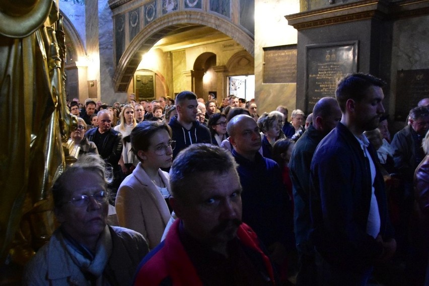 Wielkopiątkowe Misterium Męki Pańskiej w kieleckiej katedrze. W liturgii uczestniczyło mnóstwo wiernych (WIDEO, ZDJĘCIA)