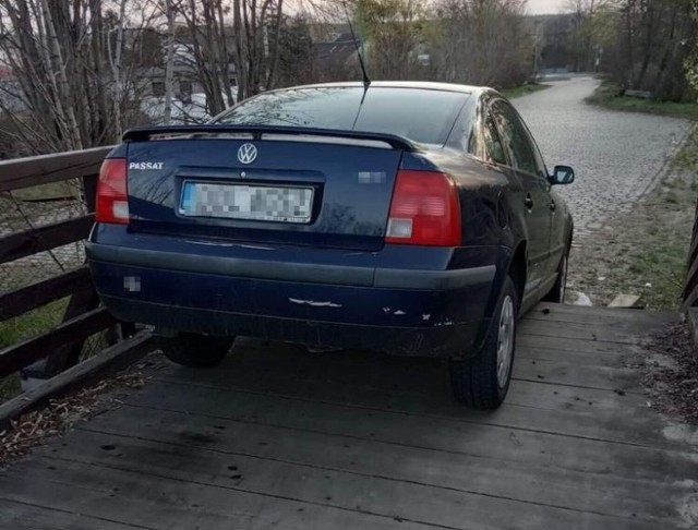 Volkswagen zwisł podwoziem na kładce w Oleśnie.
