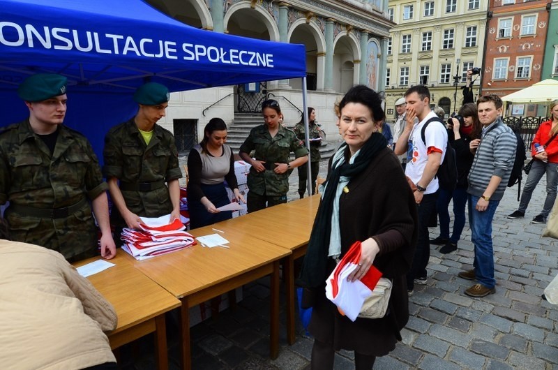 Poznań: Prezydent Grobelny rozdawał flagi mieszkańcom [ZDJĘCIA]