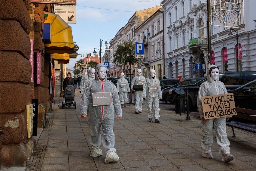 Tarnów. Apokaliptyczne sceny w centrum miasta. Ulicami Tarnowa przeszedł marsz przeciwników wprowadzanych obostrzeń [ZDJĘCIA]