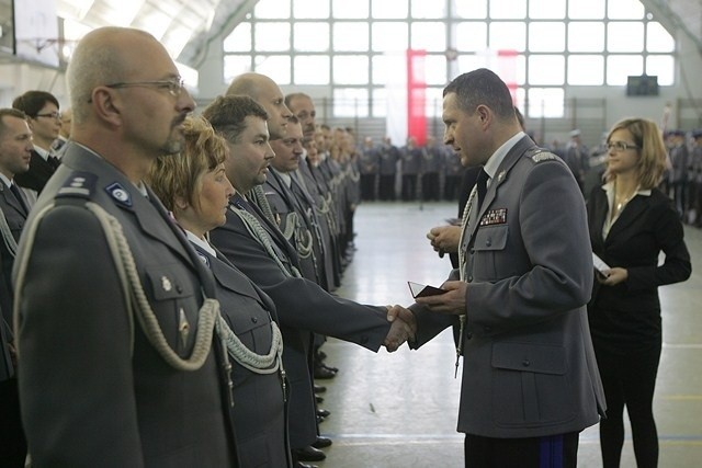 Odznaczenia Zasłużony policjant wręczał Śląski Komendant...