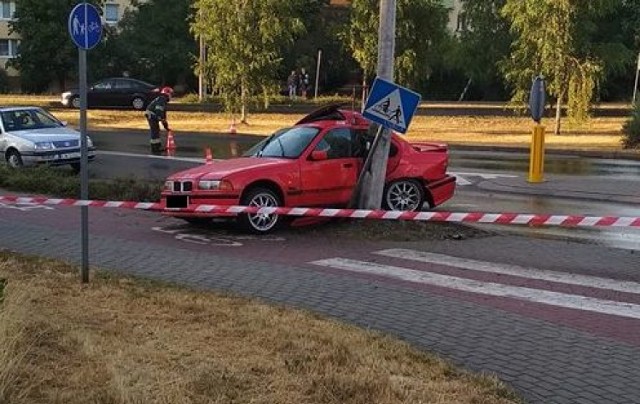 Wideo: BMW uderzył w słup na ulicy Fredry we Włocławku - wypowiedź sierż. Tomasza Tomaszewskiego z KMP we Włocławku.
