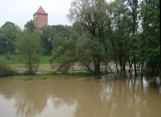 Soła szeroko rozlała się pod zamkiem, zalewając ścieżki spacerowe i rowerowe