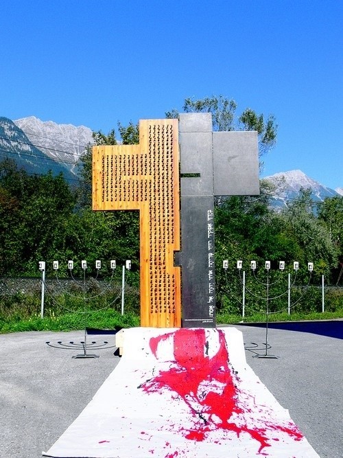 Tak wygląda krzyż, wykonany przez austriackiego artystę
