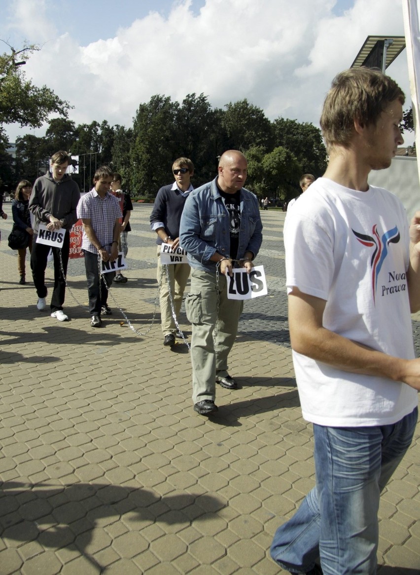 Wybory 2011: Skuli się łańcuchami, aby zaprezentować program