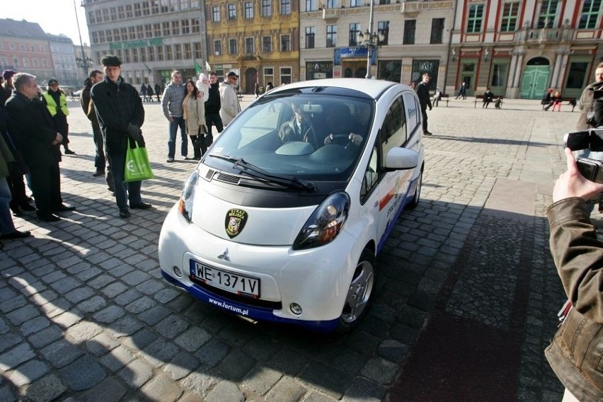 Wrocław: Straż miejska ma pierwsze auto na prąd (ZDJĘCIA)