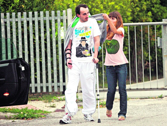 Robert Kubica ze swoją partnerką w drodze na rehabilitację. Zdjęcie wykonano kilkanaście dni temu,  9 czerwca