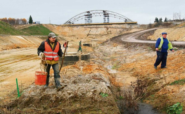 Na placu budowy autostrady w Mszanie robotnicy uwijają się już od kilku dni, porządkują teren