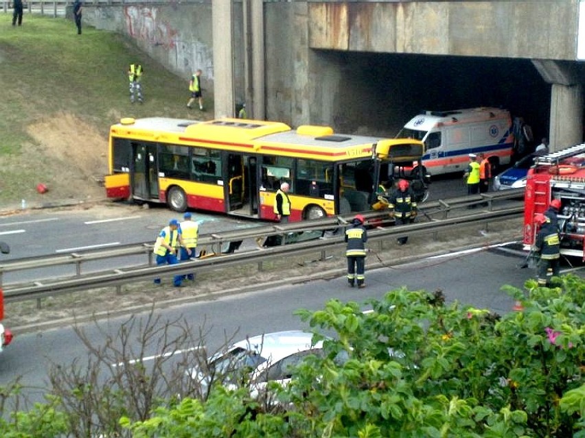 Autobus zjechał ze skarpy i uderzył w barierkę. 36 osób...