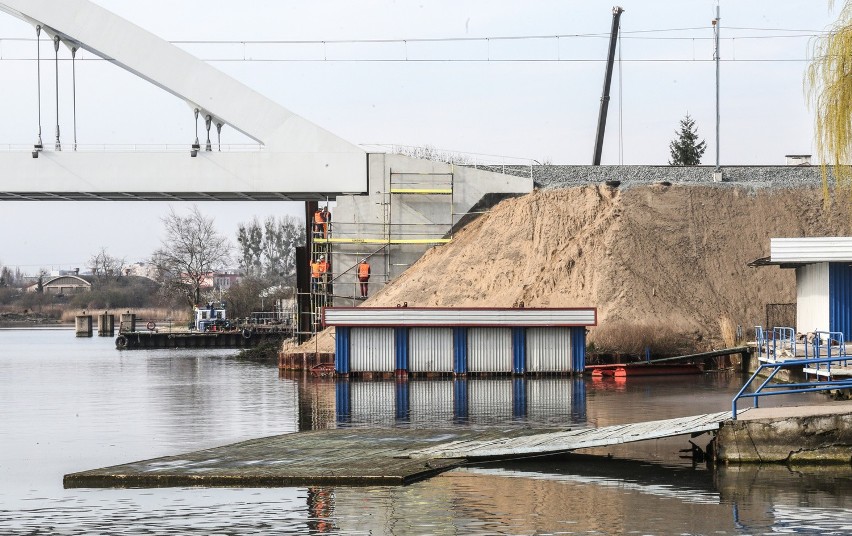 Most kolejowy wygląda imponująco. W drugiej połowie kwietnia...