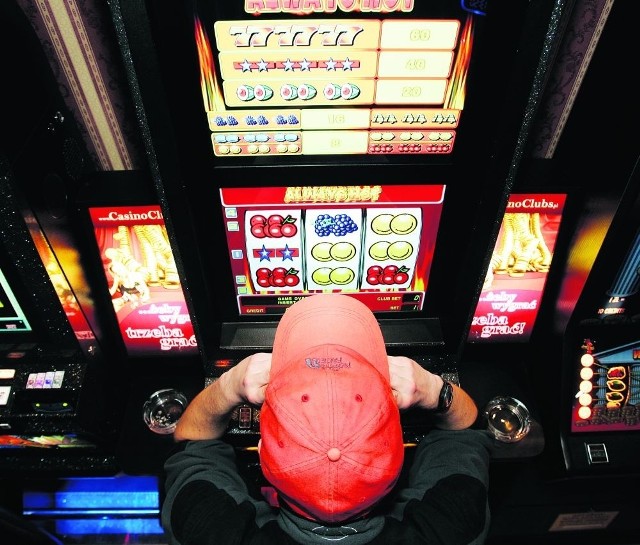 Specjaliści alarmują, że łatwa dostępność do automatów hazardowych prowadzi do masowych uzależnień
