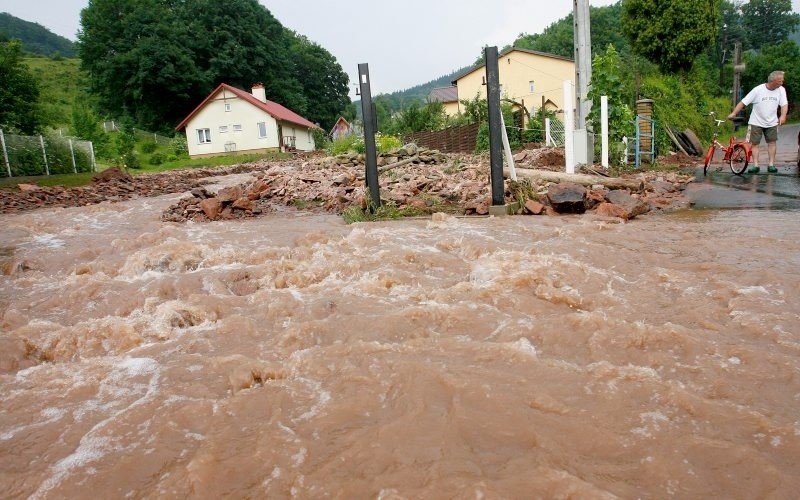 Głuszyca, Łomnica: Trwa wielkie sprzątanie po powodzi. ZDJĘCIA I FILMY