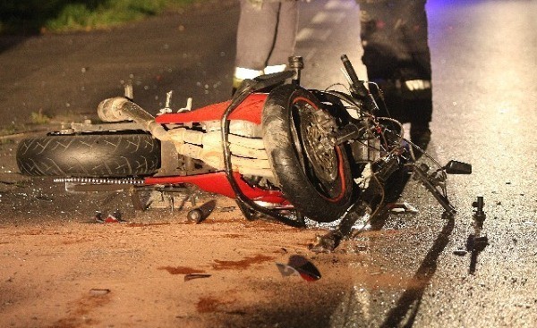 Wypadek na Strykowskiej. Motocykl uderzył w samochód