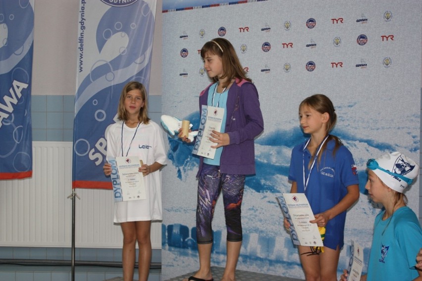 Pływacy MAL WOPR rozpoczęli nowy sezon. Osiem medali na "Gdyńskim Delfinarium"