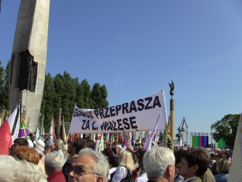 &quot;Kto rządzi w Polsce?&quot;. Przepychanki pod bramą Stoczni Gdańsk (wideo)