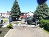 Samochód przebił się przez  murowane ogrodzenie i uderzył w drzewo! [ZDJĘCIA]