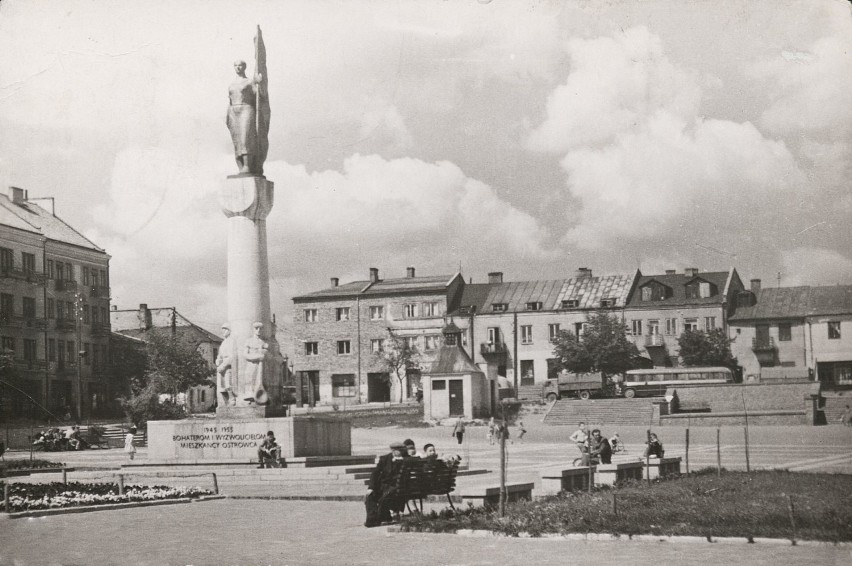 Nowy projekt Wojtka Mazana. Poszukiwane fotografie ostrowieckiego pomnika wdzięczności [ZDJĘCIA]